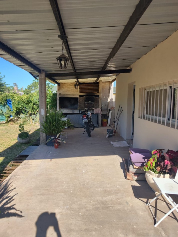Casa en VENTA de 4 ambientes + local en Oro Verde