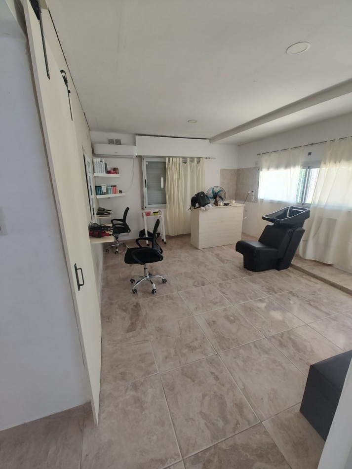 Casa en VENTA de 4 ambientes + local en Oro Verde