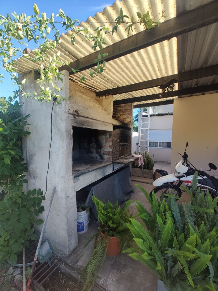Casa en VENTA de 4 ambientes + local en Oro Verde