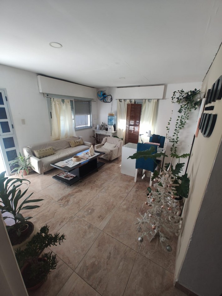 Casa en VENTA de 4 ambientes + local en Oro Verde
