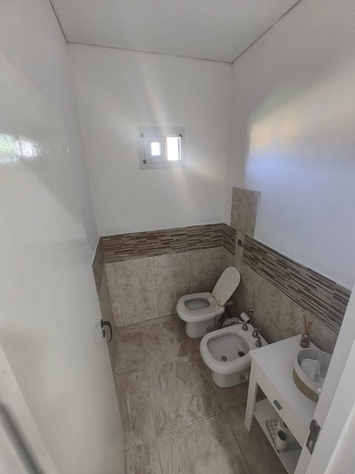 Casa en VENTA de 4 ambientes + local en Oro Verde