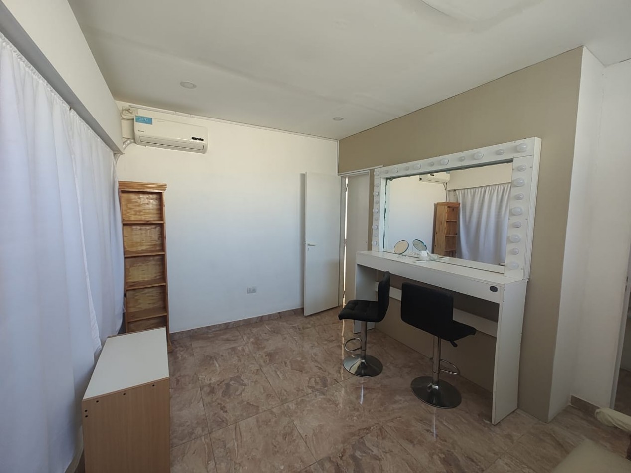 Casa en VENTA de 4 ambientes + local en Oro Verde