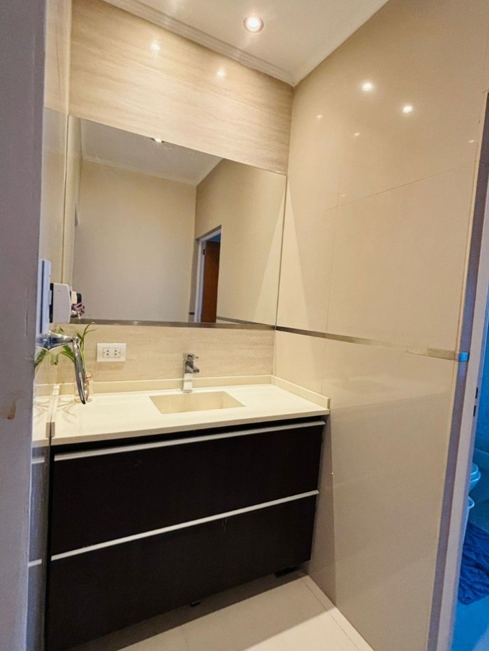 Casa de 3 habitaciones en VENTA zona aeropuerto.