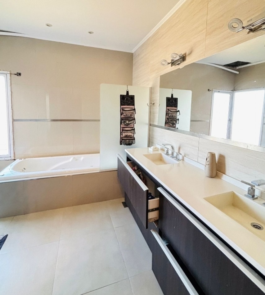 Casa de 3 habitaciones en VENTA zona aeropuerto.