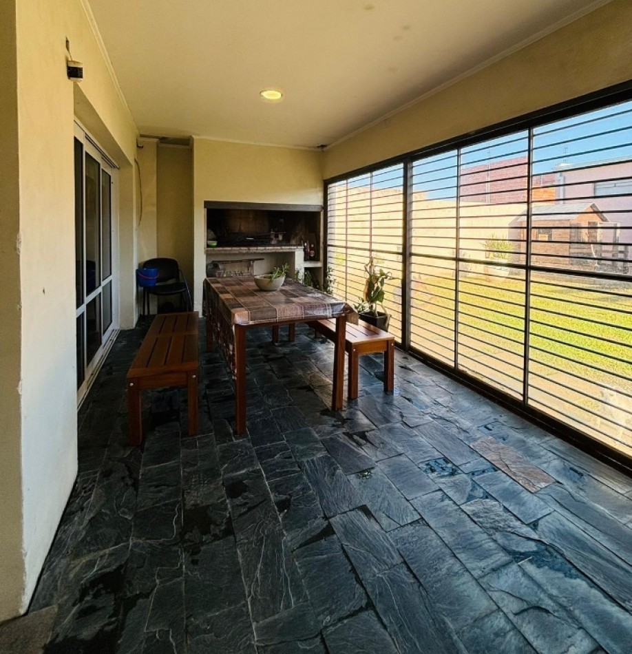Casa de 3 habitaciones en VENTA zona aeropuerto.