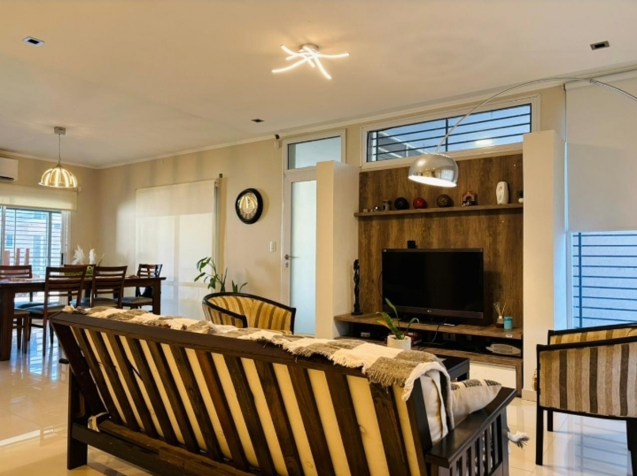 Casa de 3 habitaciones en VENTA zona aeropuerto.