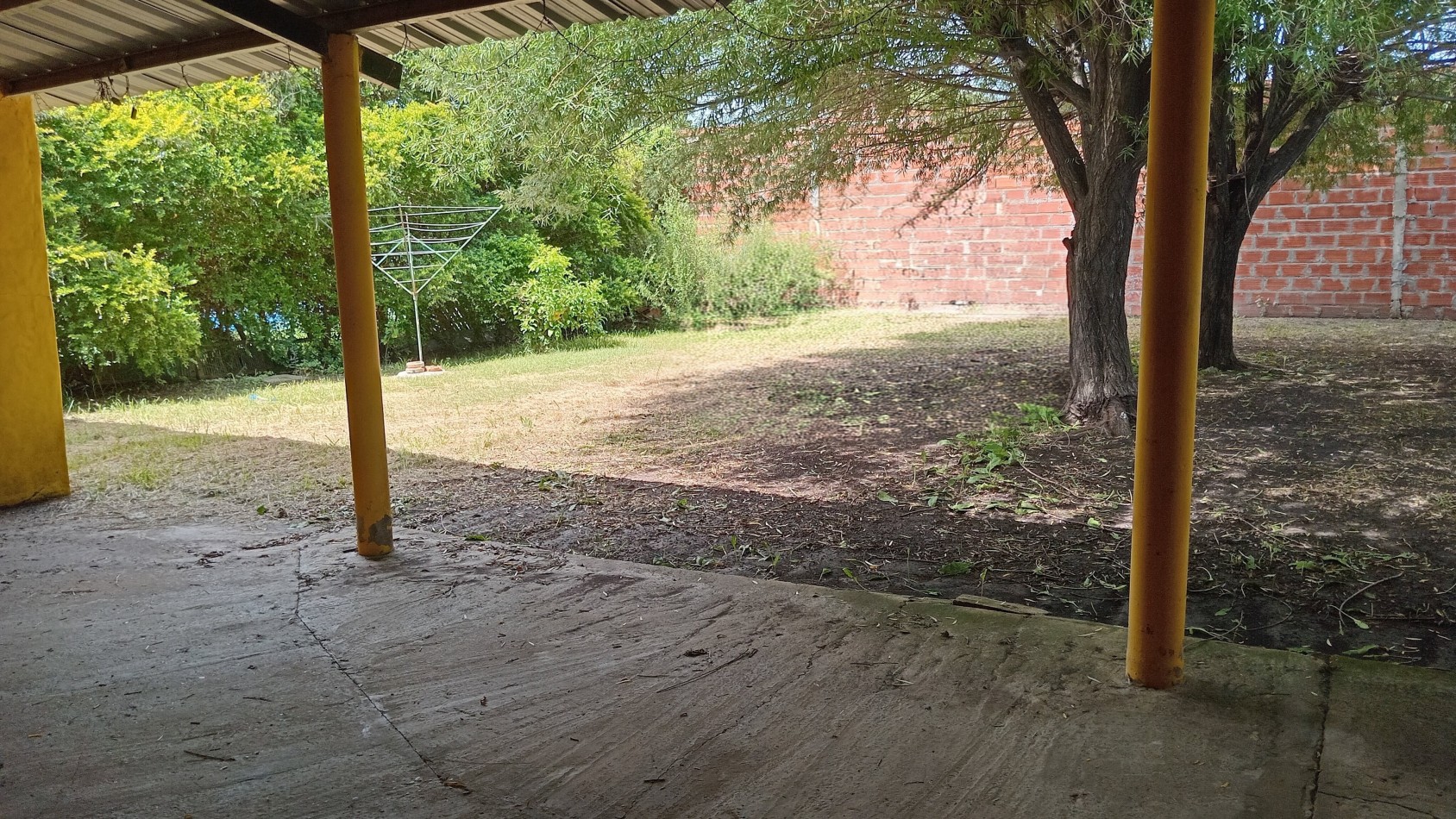 Casa en VENTA 3 habitaciones y gran patio en Colonia Avellaneda